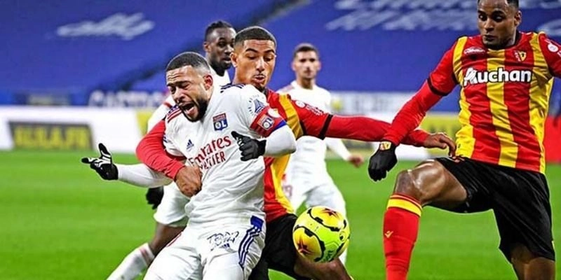 Tỷ số 2-1 được định đoạt bởi ba bàn thắng trong hiệp một